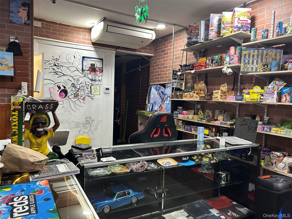105-12 Jamaica Avenue, Richmond Hill, NY 11418