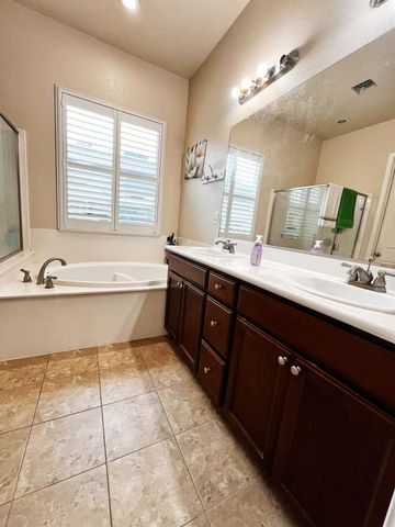 1059 Harvest Mill Dr, Manteca, CA 95336