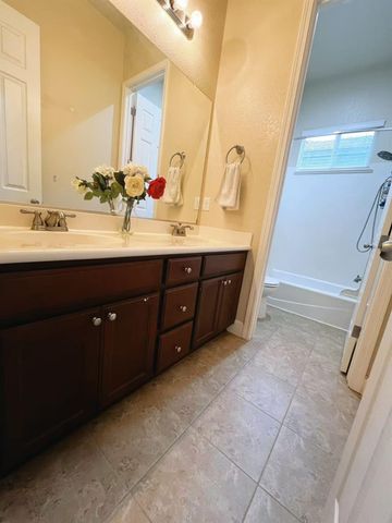 1059 Harvest Mill Dr, Manteca, CA 95336