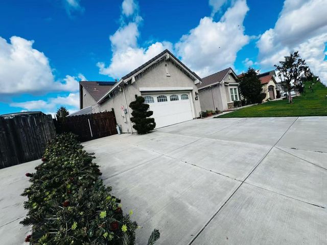 1059 Harvest Mill Dr, Manteca, CA 95336