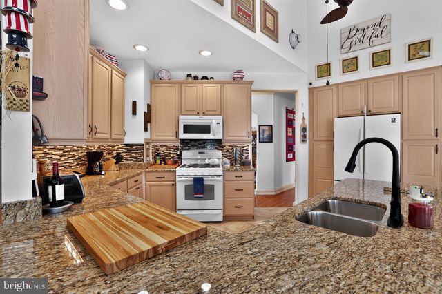 15 SKYLINE CIR, Sewell, NJ 08080