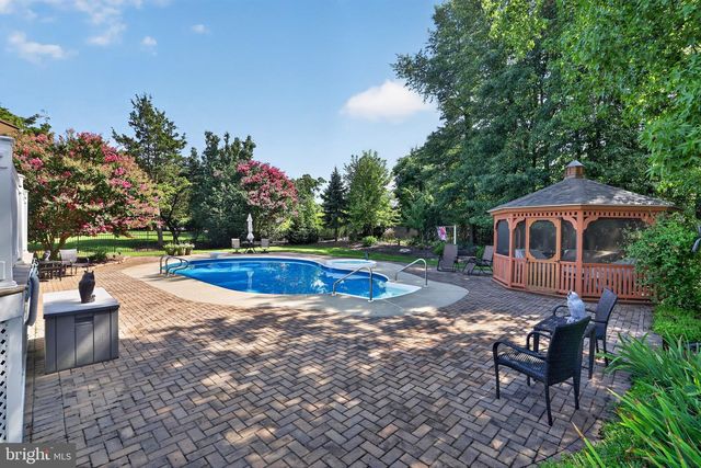 15 SKYLINE CIR, Sewell, NJ 08080