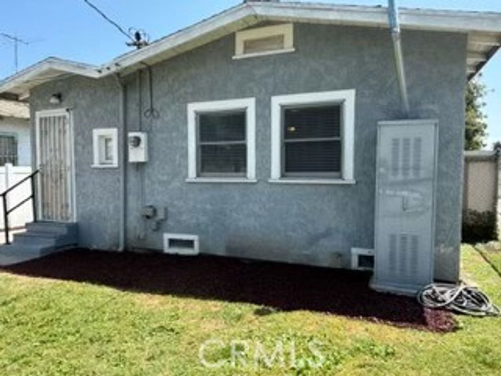 Image 10 of property listing at 323 W 82nd, Los Angeles, CA 90003