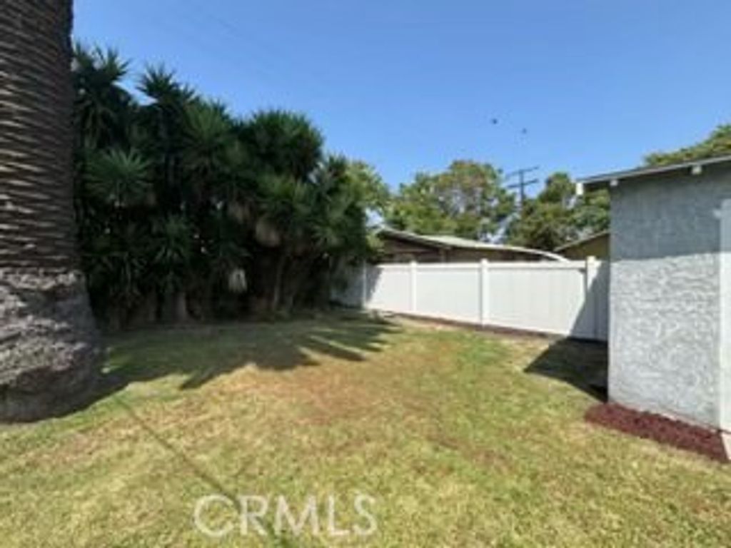 Image 12 of property listing at 323 W 82nd, Los Angeles, CA 90003