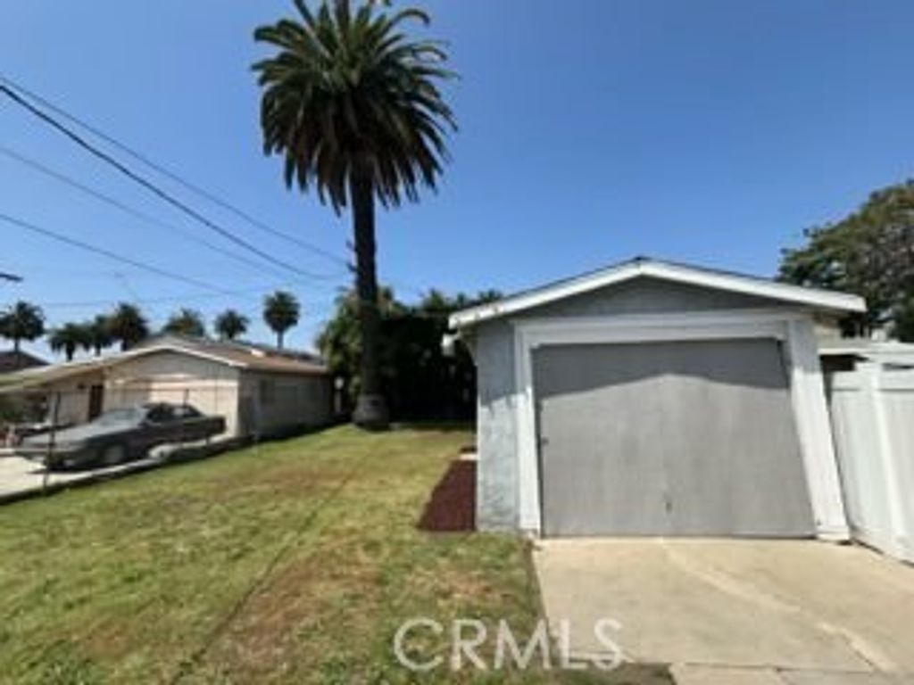 Image 15 of property listing at 323 W 82nd, Los Angeles, CA 90003