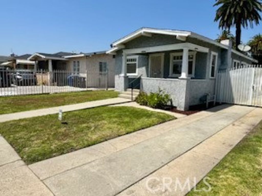 Image 2 of property listing at 323 W 82nd, Los Angeles, CA 90003