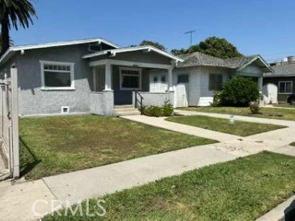 Image 3 of property listing at 323 W 82nd, Los Angeles, CA 90003