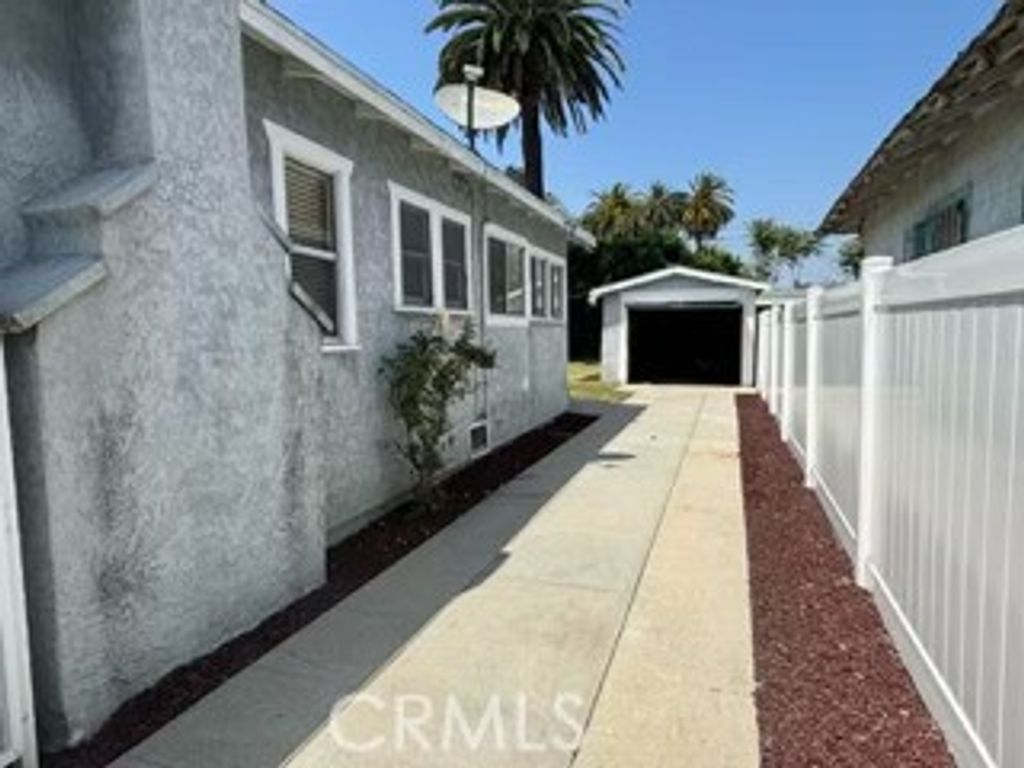 Image 4 of property listing at 323 W 82nd, Los Angeles, CA 90003