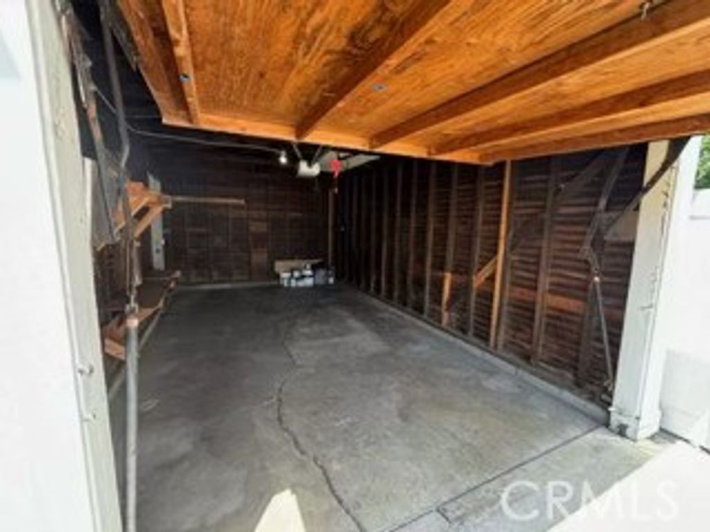 Image 7 of property listing at 323 W 82nd, Los Angeles, CA 90003