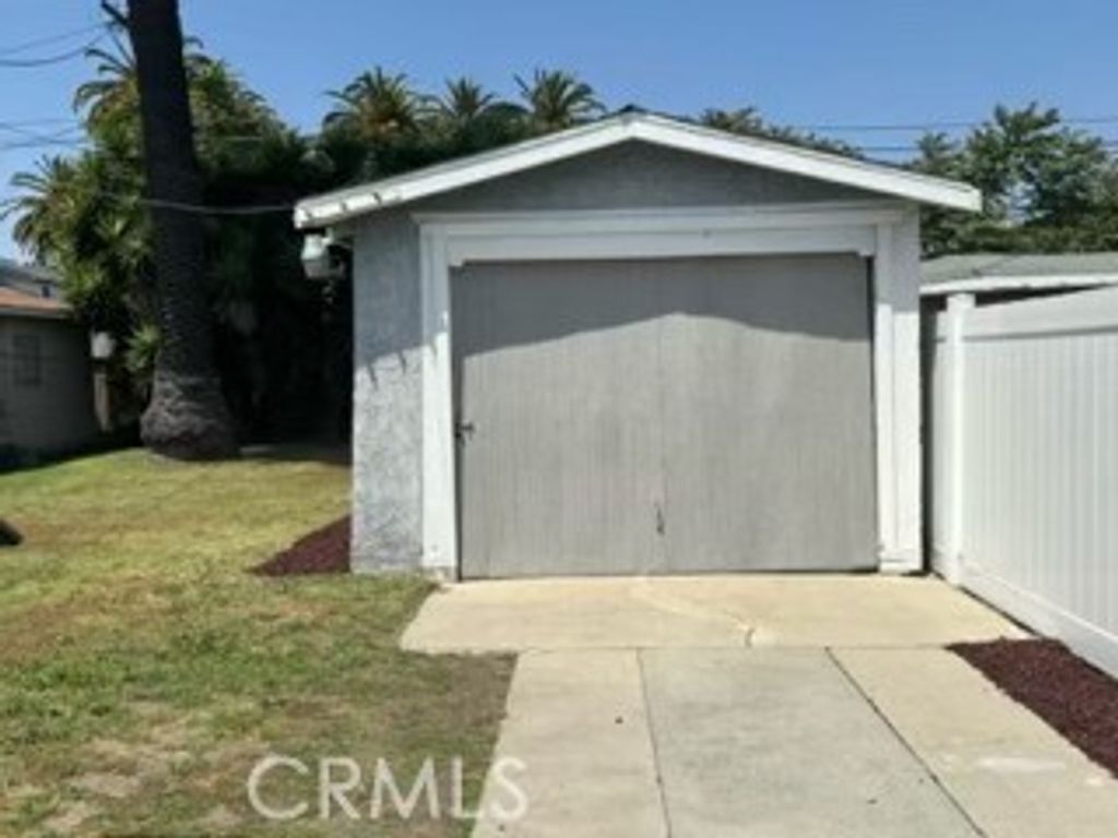 Image 8 of property listing at 323 W 82nd, Los Angeles, CA 90003