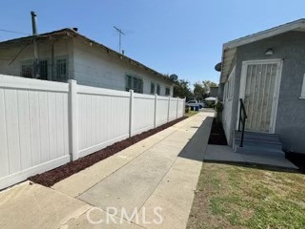 Image 9 of property listing at 323 W 82nd, Los Angeles, CA 90003