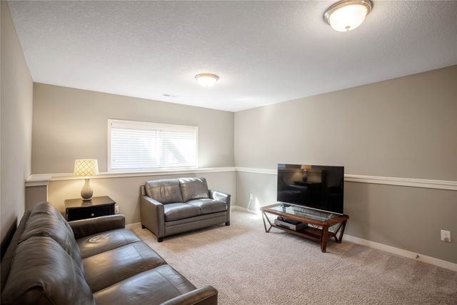 7904 Cottonwood Lane, West Des Moines, IA 50266