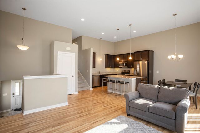 7904 Cottonwood Lane, West Des Moines, IA 50266