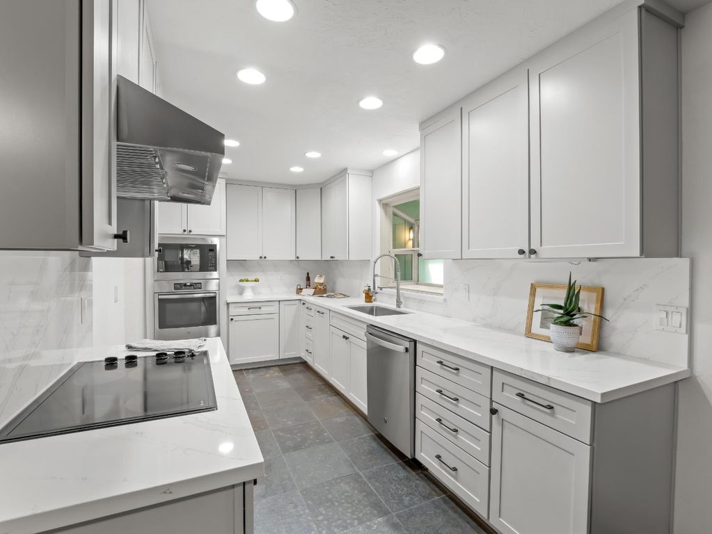 Image 10 of property listing at 1872 Cougar Lane, Clovis, CA 93611