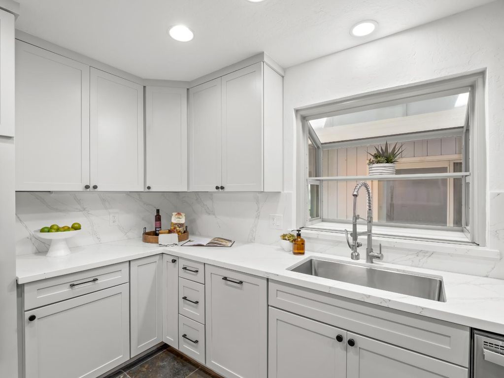 Image 12 of property listing at 1872 Cougar Lane, Clovis, CA 93611