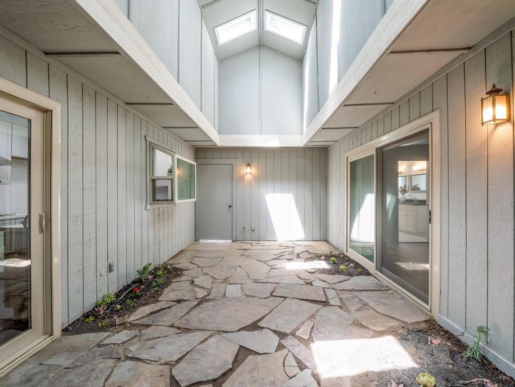 Image 16 of property listing at 1872 Cougar Lane, Clovis, CA 93611