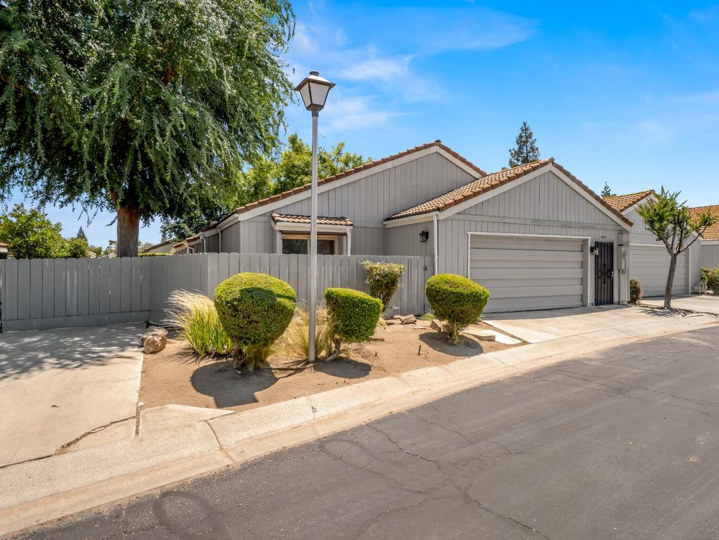 Image 2 of property listing at 1872 Cougar Lane, Clovis, CA 93611