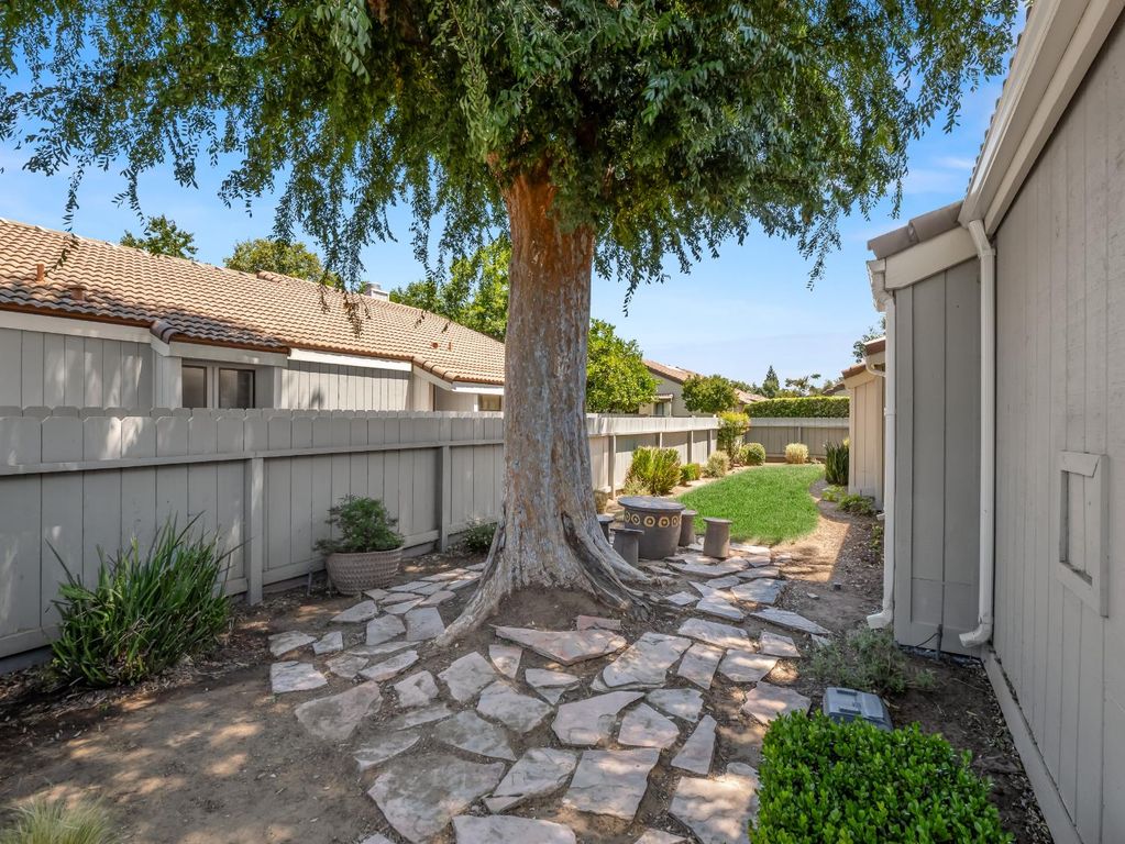 Image 28 of property listing at 1872 Cougar Lane, Clovis, CA 93611