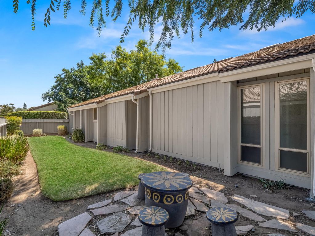 Image 29 of property listing at 1872 Cougar Lane, Clovis, CA 93611