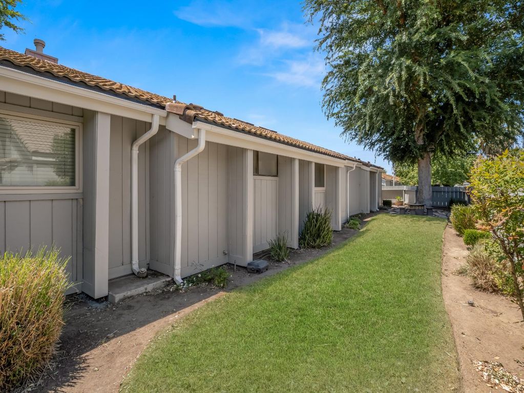 Image 30 of property listing at 1872 Cougar Lane, Clovis, CA 93611