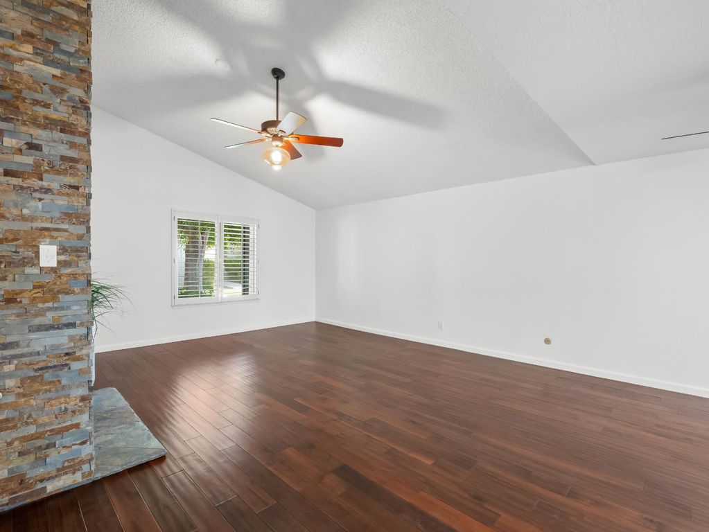 Image 4 of property listing at 1872 Cougar Lane, Clovis, CA 93611
