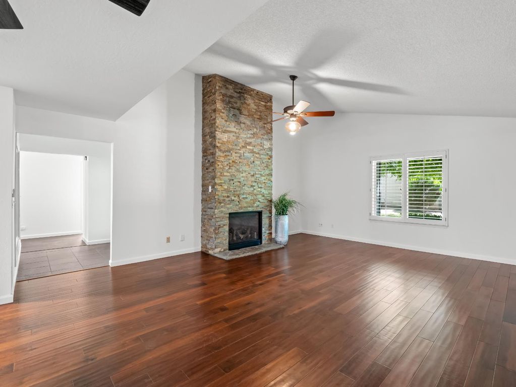 Image 6 of property listing at 1872 Cougar Lane, Clovis, CA 93611