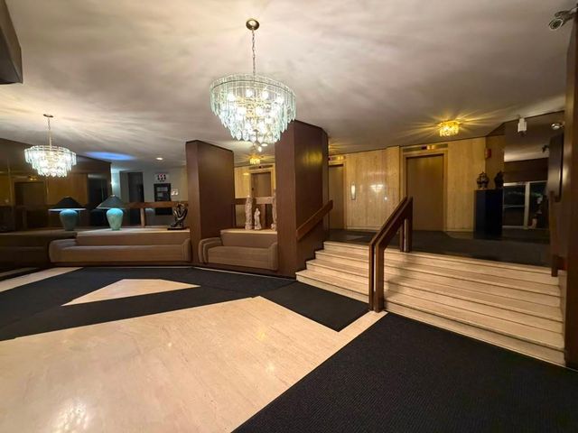 7061 N Kedzie Avenue 1102, Chicago, IL 60645