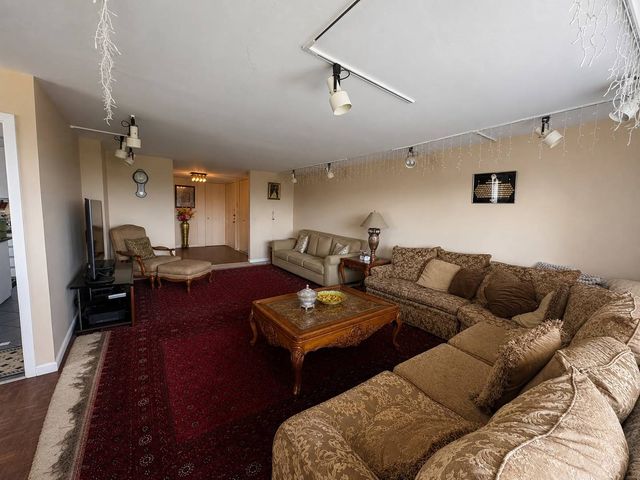 7061 N Kedzie Avenue 1102, Chicago, IL 60645