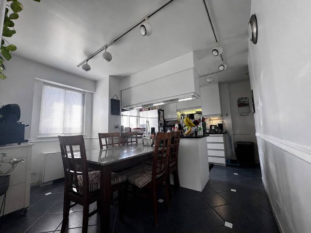 7061 N Kedzie Avenue 1102, Chicago, IL 60645