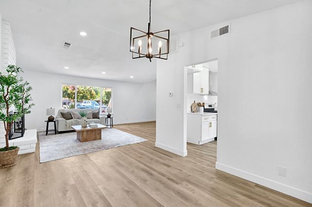 5178 E Woodward Avenue, Fresno, CA 93727