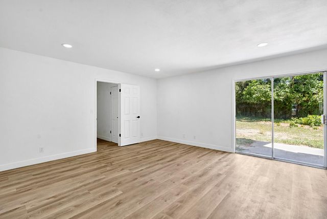 5178 E Woodward Avenue, Fresno, CA 93727