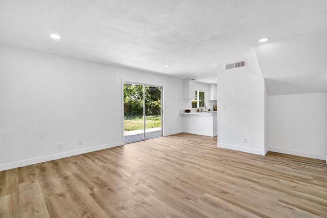 5178 E Woodward Avenue, Fresno, CA 93727