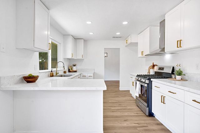 5178 E Woodward Avenue, Fresno, CA 93727