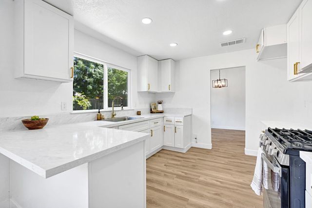 5178 E Woodward Avenue, Fresno, CA 93727