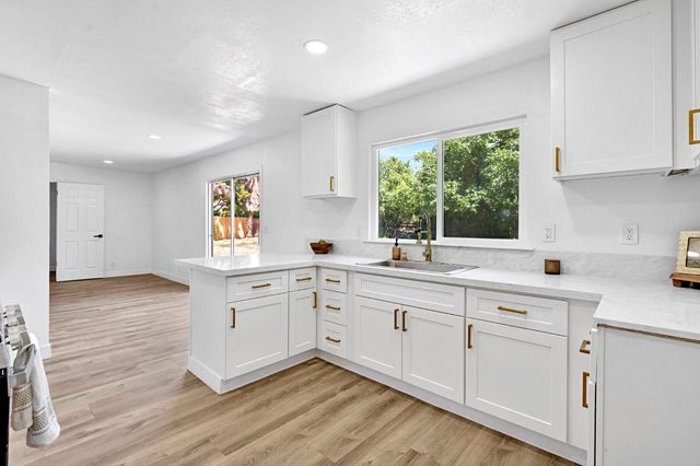 5178 E Woodward Avenue, Fresno, CA 93727