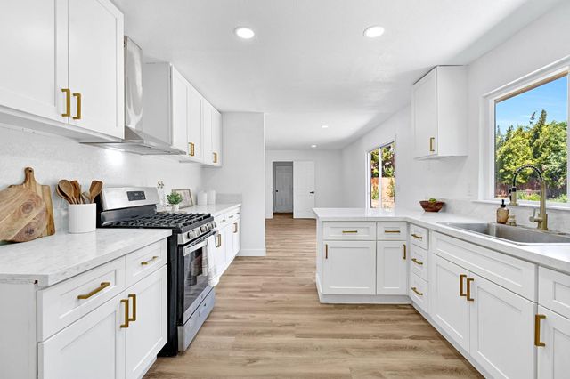 5178 E Woodward Avenue, Fresno, CA 93727