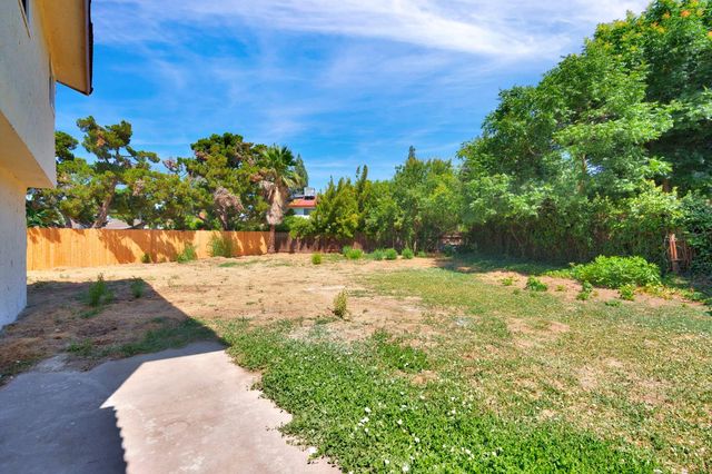 5178 E Woodward Avenue, Fresno, CA 93727