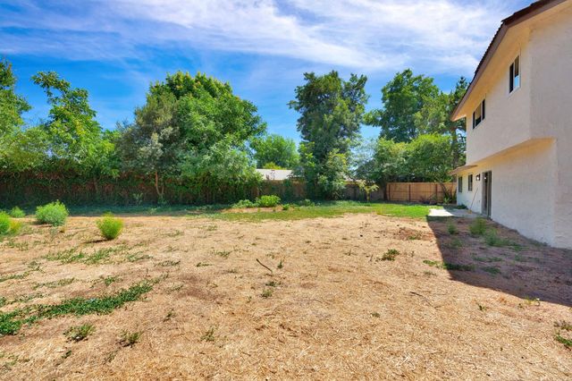 5178 E Woodward Avenue, Fresno, CA 93727
