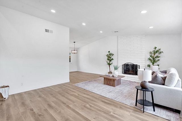5178 E Woodward Avenue, Fresno, CA 93727