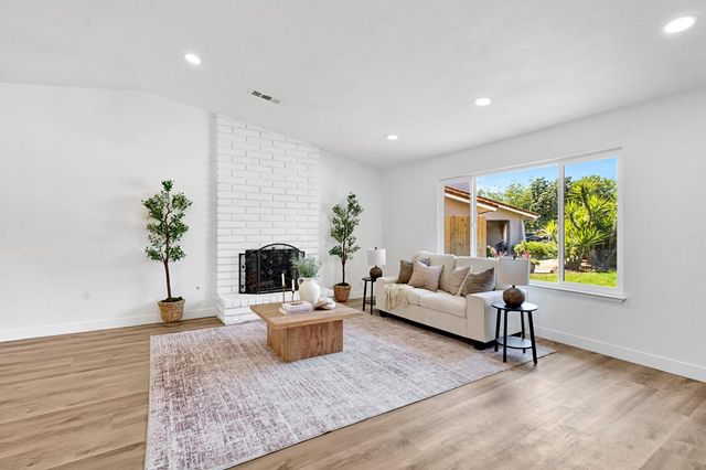 5178 E Woodward Avenue, Fresno, CA 93727