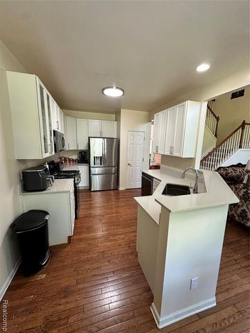 7383 Tottenham, Utica, MI 48317