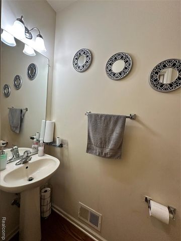 7383 Tottenham, Utica, MI 48317