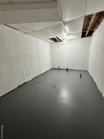 7383 Tottenham, Utica, MI 48317