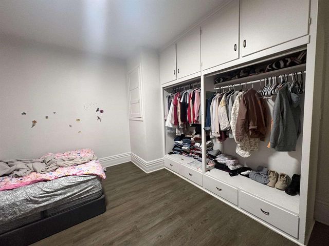 1015 E WALNUT STREET, Green Bay, WI 54301