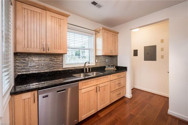 423 Harbour Pt Apt 102, Virginia Beach, VA 23451