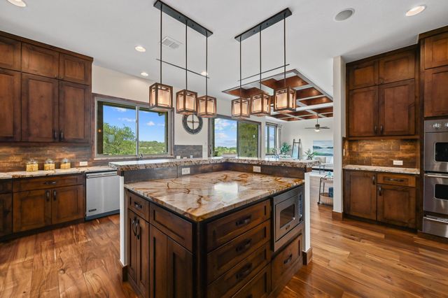 21216 Bertram LN, Spicewood, TX 78669
