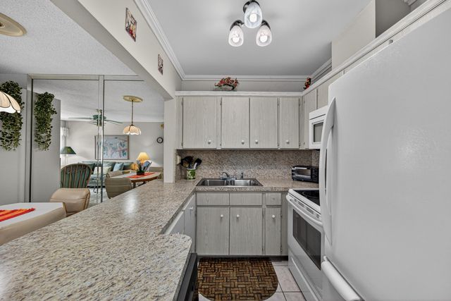 221 SE 9th Avenue 203, Pompano Beach, FL 33060