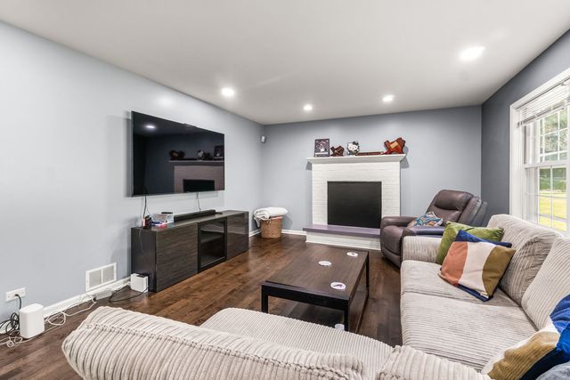 40233 N Lakeview Avenue, Antioch, IL 60002