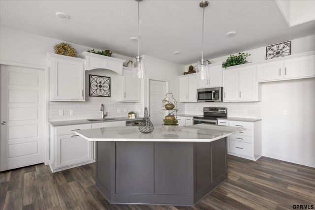 6702 S 200 Avenue, Omaha, NE 68135