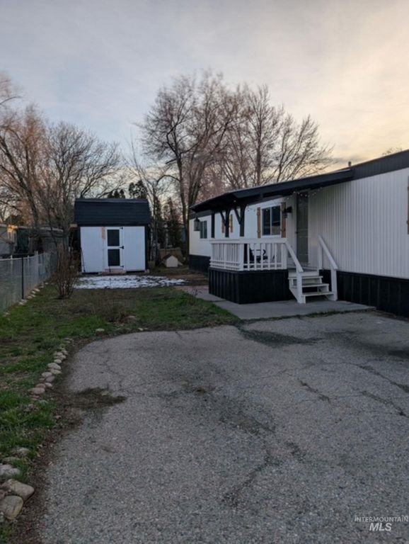 50 NW Barlington St, Mountain Home, ID 83647 photo 2